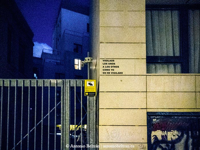 camara vigilancia noche fotografia edificio ventanas hogares arquitectura paisaje urbano siuacionismo psicogeografia antonio beltran